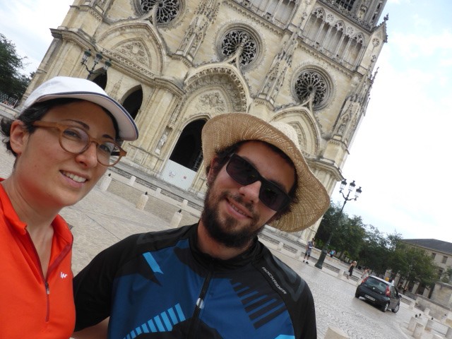 Devant la cathédrale à Orléans
