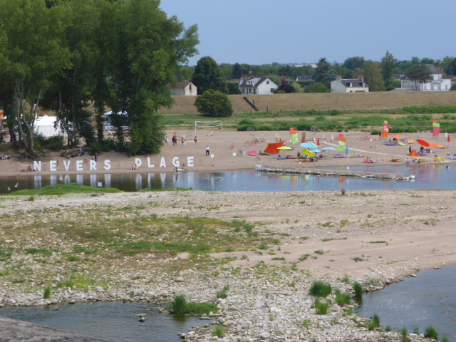 Baignade fraîche et bien méritée dans la Loire, à Nevers Plage après plusieurs journées de chaleur