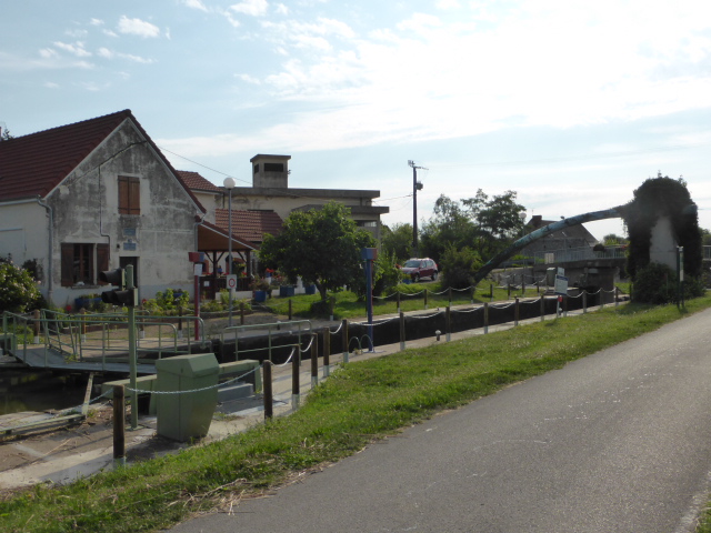 Des écluses très fleuries sur le chemin