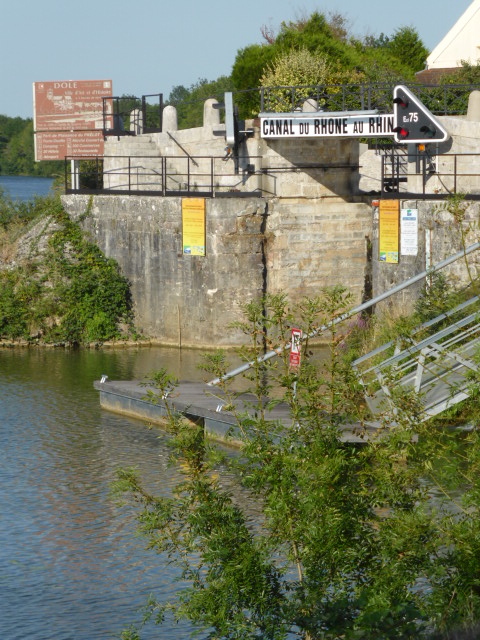 L'écluse débutant le canal du Rhône au Rhin