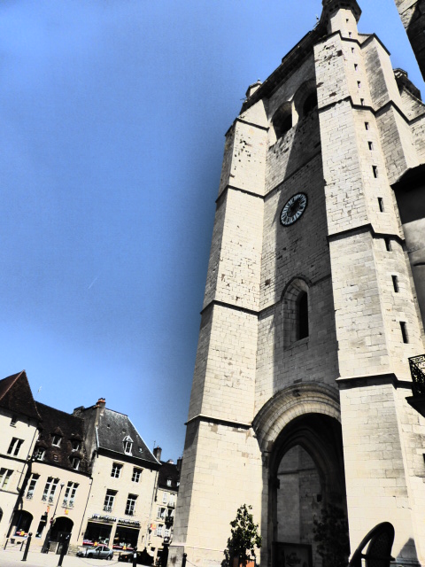Le très grand clocher de Dole