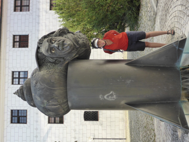 Ülm, la ville d'Einstein avec cette fontaine où la tete d'Einstein est collée à un bigorneau, et arrimés à une fusée...