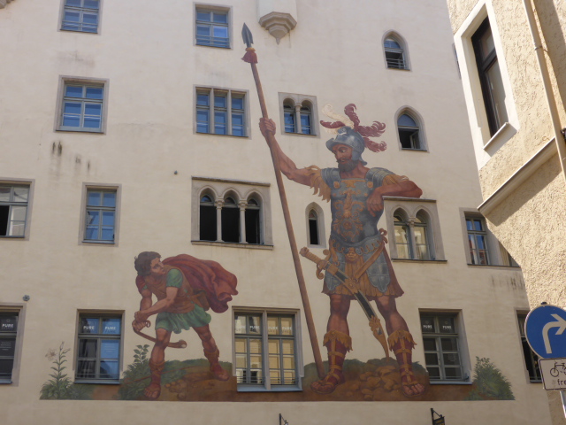 En Allemagne, beaucoup de peintures ou fresques sont présentes sur les batiments. Ici, un David contre Goliath à Regensburg