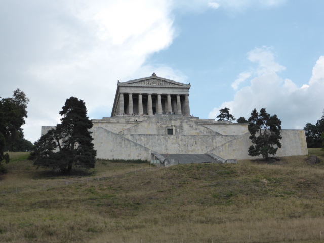 A 20 Km de Regensburg, Walhalla ! Un temple érigé par Louis de Bavière sur une colline, imposant sur un thème très athénien