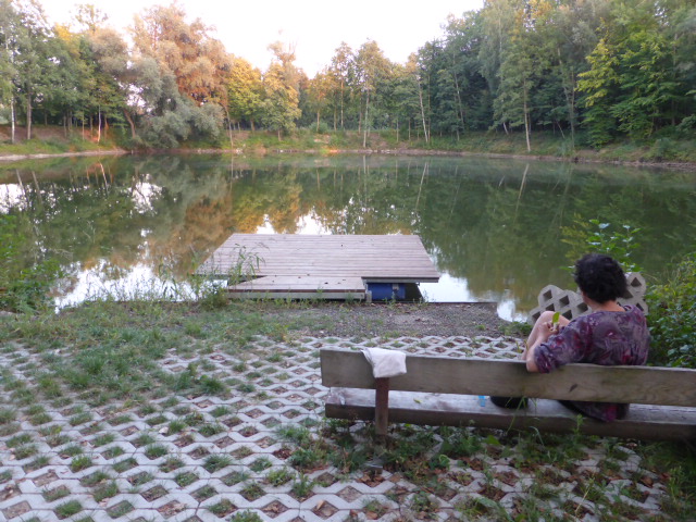 Une halte pique-nique chaud au bord d'un étang le soir avant de s'enfoncer derrière les champs de mais !