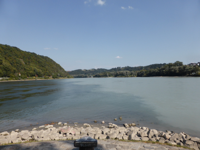 Passau, dernière ville d'Allemagne où se rejoignent trois rivières : le Danube bleu, l'Inn verte et la petite Ilz noire. Ici le point de confluence où le Danube prendra cette couleur verte à partir de Passau !