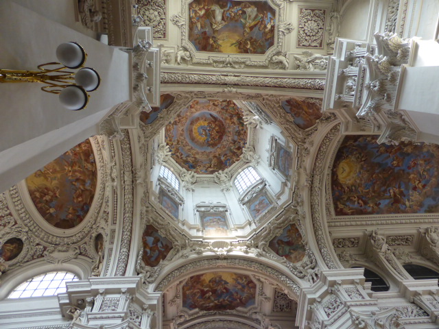 Dernière photo de Passau où nous avons été surpris et époustoufflés par la cathédrale décorée par un artiste italien. Les peintures vives, les sculptures et ornements font de la cathédrale une vraie oeuvre d'art, malgré que de l'extérieur elle soit très moche ! Elle possède d'ailleurs le plus grand orgue situé dans une cathédrale au monde