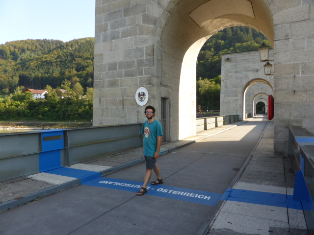 Le passage en Autriche qui s'est fait sur un énorme barrage où le frontière se trouve au milieu du Danube