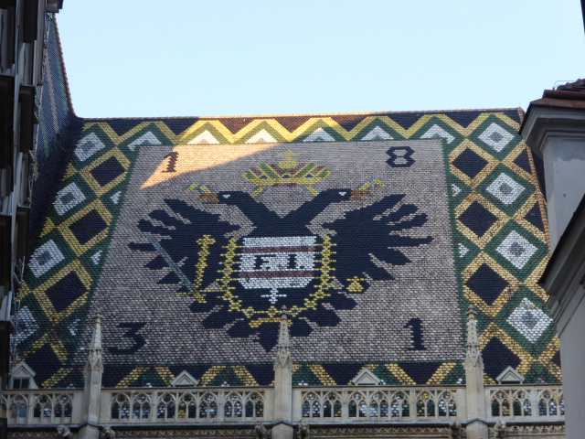 Le toit de la cathédrale Saint Stephen à Vienne portant le blason de l'Autriche, un aigle bicéphale correspondant aux deux empires sur lesquels régnèrent la lignée des Habsbourg : l'Empire Autrichien et le Saint Empire Romain