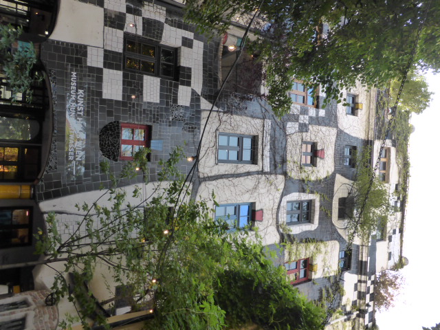 La façade du musée Hundertwasser à Vienne. Hundertwasser : un homme tres inspirant qui a travaillé avec un architecte pour des constructions farfelues  ou la nature a une grande place, faire des arbres des locataires des maisons, rendre les sols non plats et faire des batiments beaux et colorés 