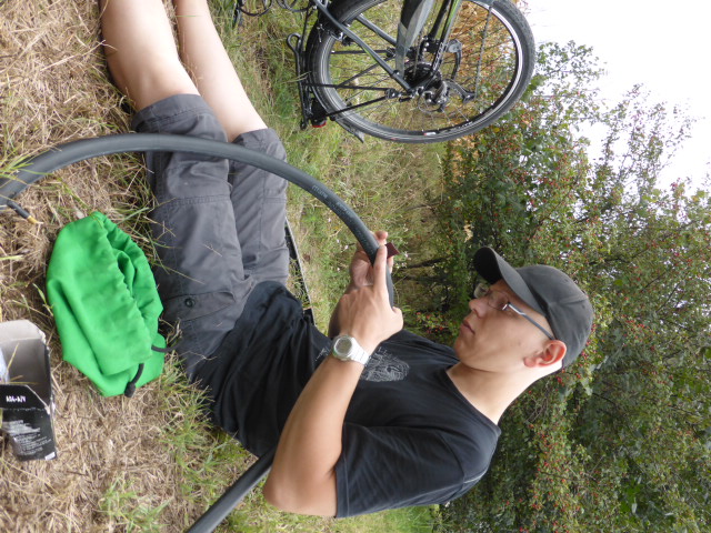 ..pendant que Kevin pose sa premiere rustine. Premiere reussie !! Un sans faute !