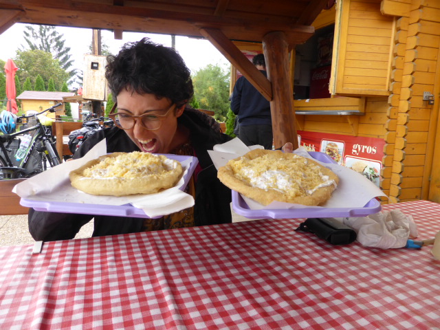 Dégustation de langos, une spécialité locale à base de pain frit, avec ce l'ail, de la creme et du fromage, un plat extremement diététique vous l'aurez deviné pour seulement 2euros !!