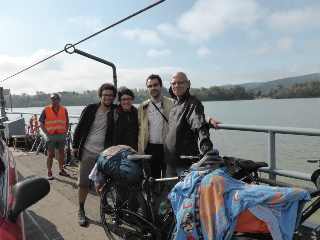 Traversée obligée en bac sur le Danube pour 10minutes, pour pouvoir rejoindre la piste cyclable qui se poursuit sur l'autre rive