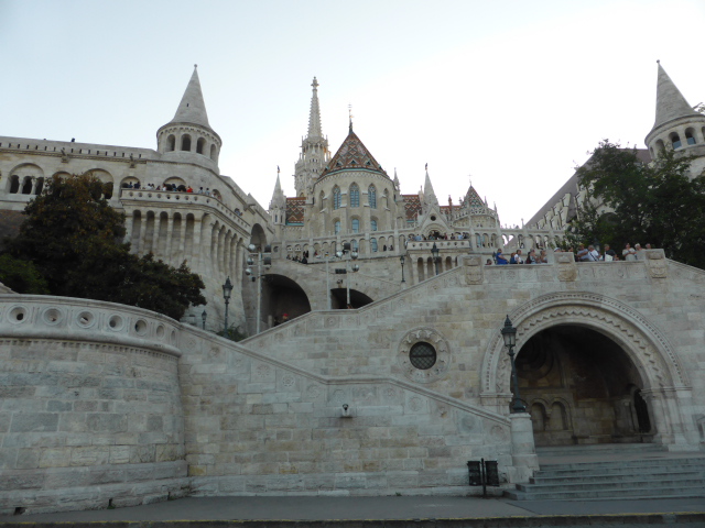 Arrivée a Budapest : Les remparts de la forteresse de Buda tres jolis mais aussi tres touristique, la partie ouest de Budapest beaucoup plus riche par rapport a la ville a l'est du Danube : Pest: 2 villes reliés par le pont de chaine !