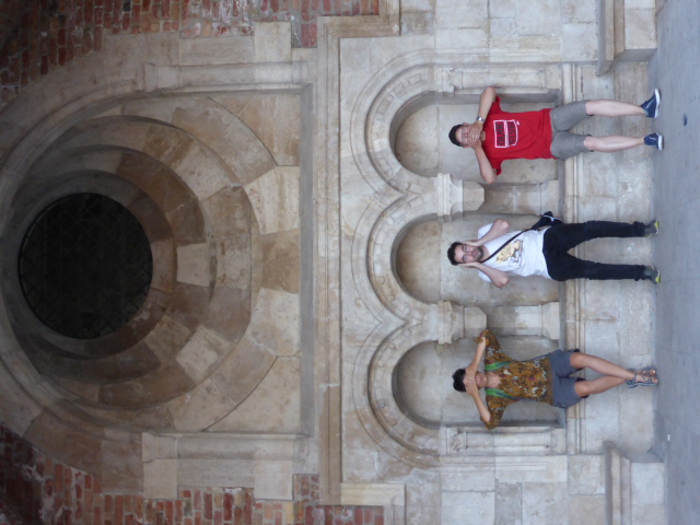 Sculpture médiévale typique, dite "des 3 singes" en representation ephemere par des artistes d'un nouveau genre