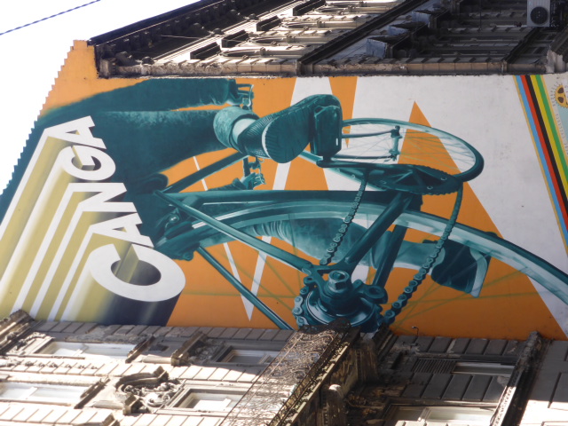 Fresque murale comportant le mot familier hongrois pour dire "vélo", vue lors d'une visite guidée sur le street art dans la partie de Pest