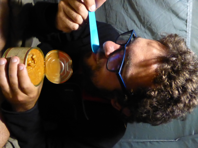 LE PIRE repas du trajet : des boîtes de conserve avec des lentilles et d'autres trucs... Et d'après l'étiquette, de la garniture de pizza ??!! Même notre chat n'en aurait pas voulu !!