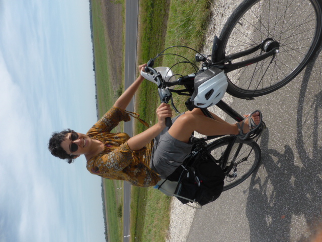 en Hongrie, sur une levée proche du Danube, Laetitia sur son nouveau vélo (qui est beaucoup moins bien que l'ancien : freins, selle, fourche nécéssitent une révision)