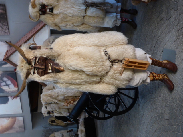 Mohacs, Hongrie : le musée du Buso (se prononce Bochou) qui est un personnage symbolisant la sortie de l'hiver lors du festival annuel en février, qui dure 6 jours et où les participants font la fête anonymement sous ce costume. A la fin des 6 jours, ils brûlent un cercueil symbolisant l'hiver.