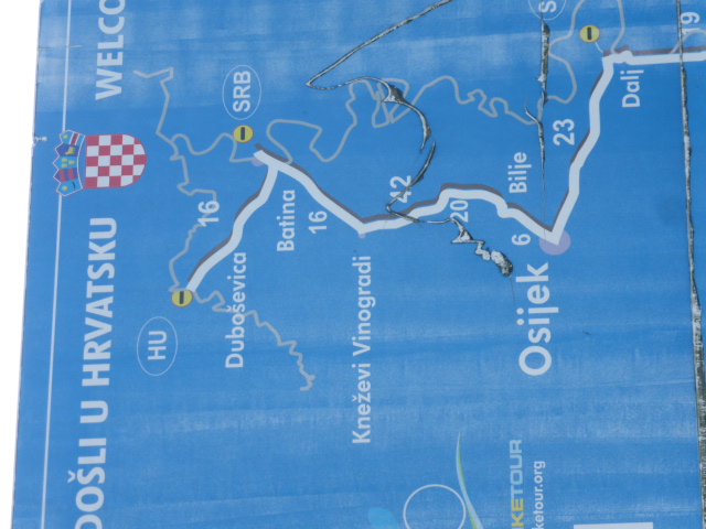 Après le passage de la frontière, avec contrôle des papiers, nous sommes accueillis en Croatie par plusieurs panneaux de bienvenue, mais aussi la piste eurovélo que nous allons suivre avec les distances. Les nouveaux panneaux seront bleus !! Nous arrivons par le nord est du pays, dans la région de la Slavonie