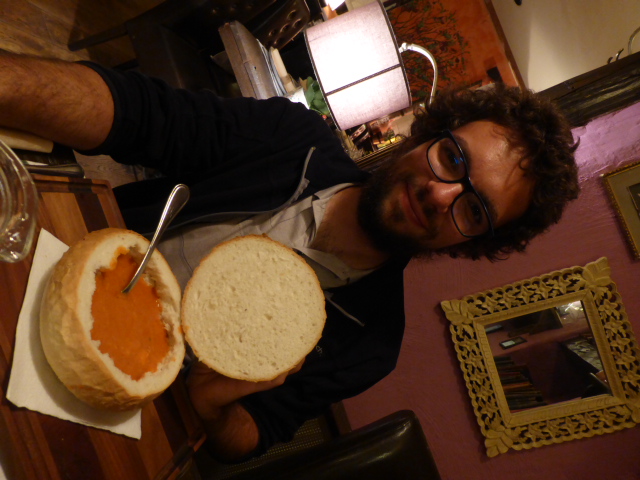 Un excellent restaurant, Kod Ruže à Osijek, où Lucas a commandé une soupe à la farine : elle était délicieuse et servie dans une miche de pain
