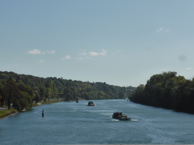 Une agréable surprise, la Seine nous offre de très beaux paysages marqués par le début de l'automne. 